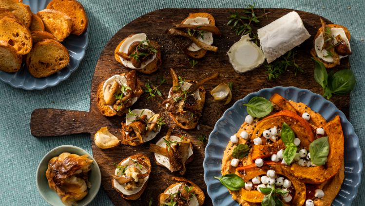 Crostini's met gerijpte geitenkaas en paddenstoel